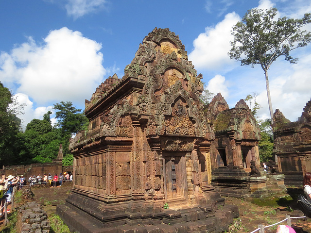 Banteay Srei : bibliothèque sud, vue d'ensemble.