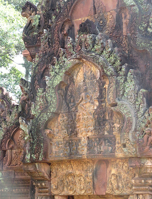 Banteay Srei : bibliothèque sud, face ouest.