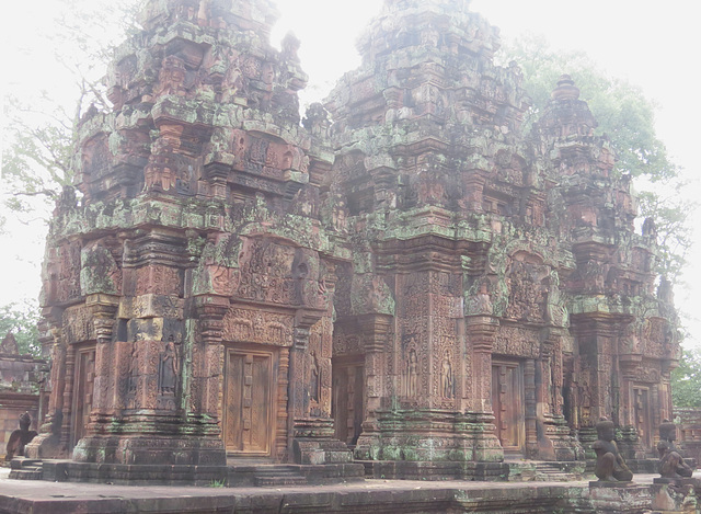 Banteay Srei : les sanctaires centraux vus de l'ouest.