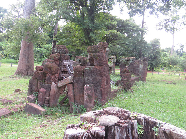 Ruines diverses au sud de Banteay Srei.