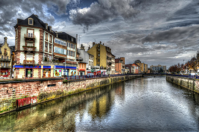 BELFORT; Le pont Carnot, la Savoureuse, le quai Vallet.