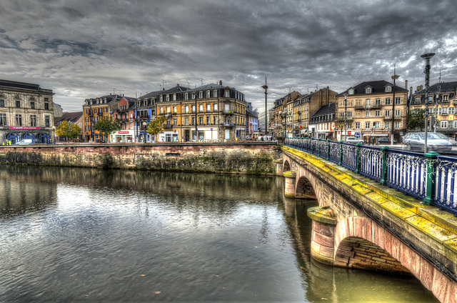 BELFORT; Le pont Carnot, la Savoureuse, la place Corbis.