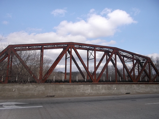 Pont nuageux et rouillé