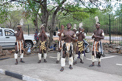 En la parkejo atendas loka dancgrupo por regali la vizitantojn per loka muziko kaj danco