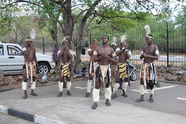 En la parkejo atendas loka dancgrupo por regali la vizitantojn per loka muziko kaj danco