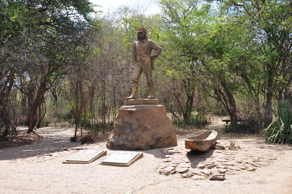 Monumento al Livingstone. Bonŝance, pli kaj pli da fontoj skribas, ke li estis la unua eŭropano kiu vizitis la akvofalojn, sed ne ke li "malkovris" ion ajn. La lokanoj jam de antaŭ longe rimarkis ilian ekziston ;)