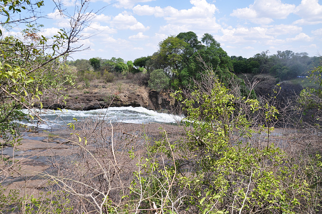 La rivero Zambezo, ĝuste antaŭ la akvofalo. Kiam ni estis tie, dum la seka sezono, la kvanto da akvo estas dekono de la troviĝebla dum la pluvsezono