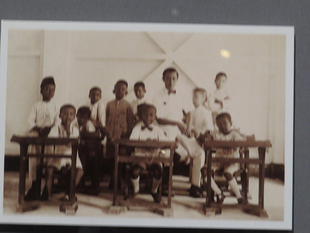 Singapour, années 1930 : écoliers malais.