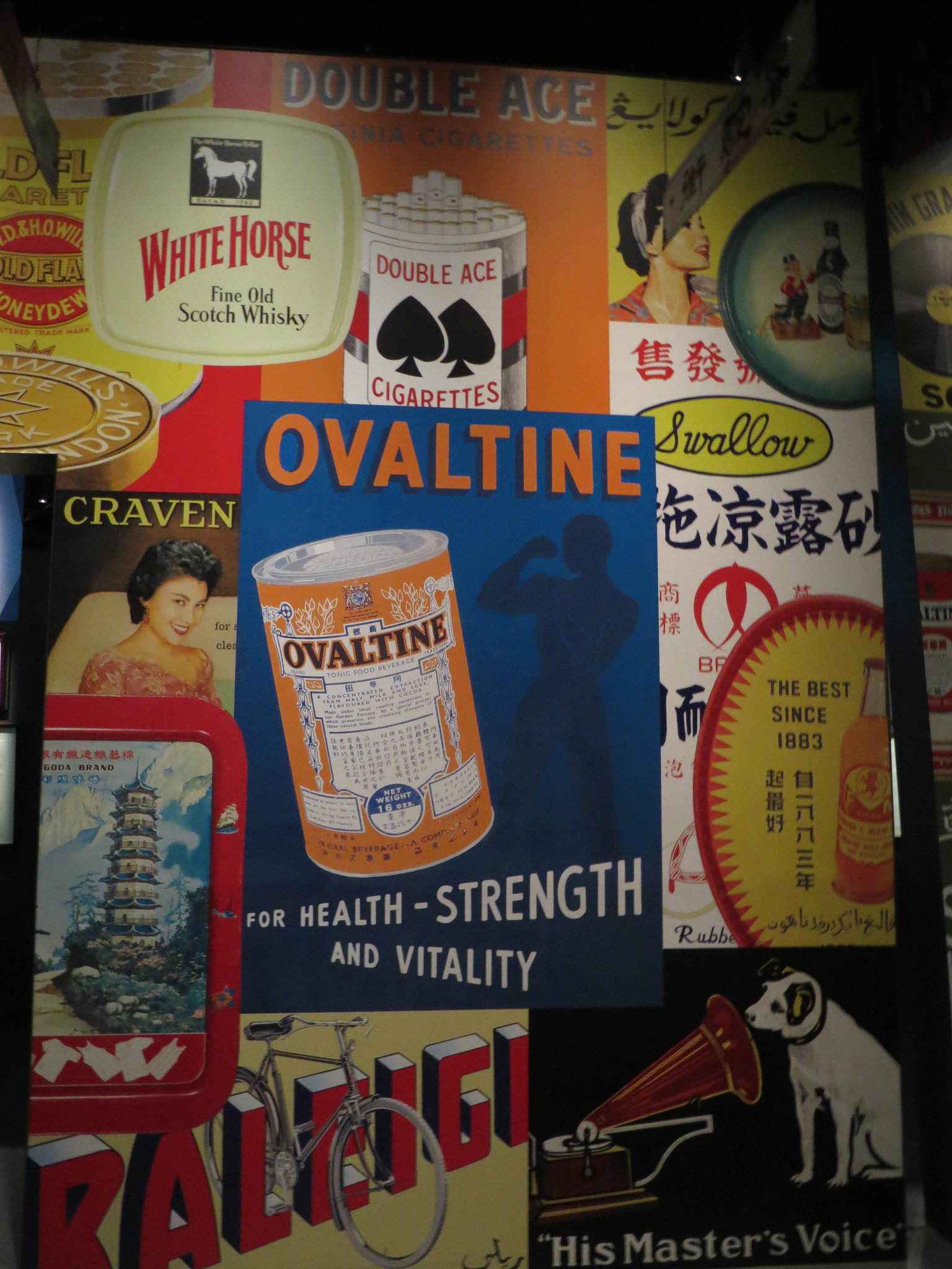 Musée National de Singapour : mur de publicités