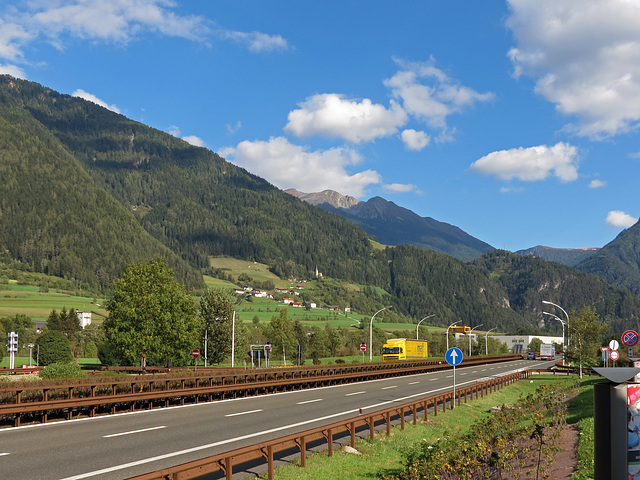 Brennerautobahn Richtung Süden mit Blick nach Valgenauna