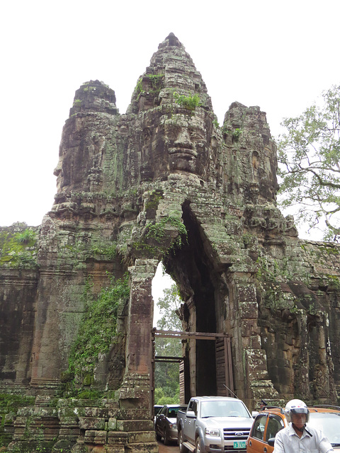 Angkor Thom : la porte sud vue de l'intérieur.