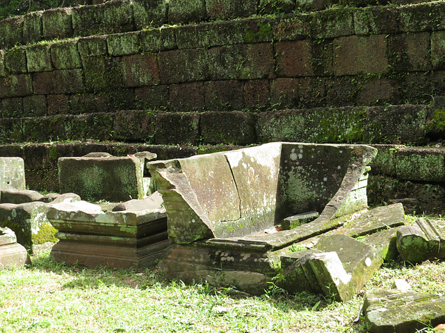 Entre Bayon et Baphuon : sarcophages en pierre ?