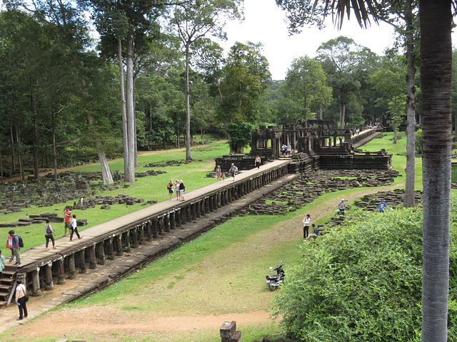 Baphuon : l'entrée est vue depuis la première terrasse.