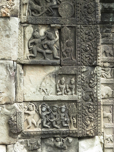 Baphuon : registres sculptés dans le gopura ouest.