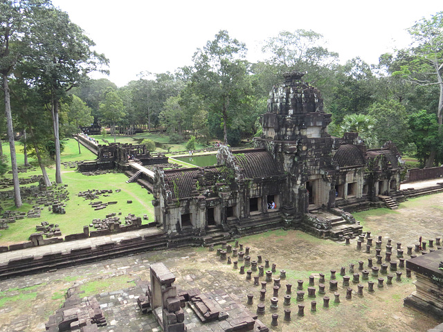 Baphuon : l'entrée est vue depuis la deuxième terrasse.