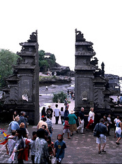 Bali.  Zugang zum Tempel Tanah Lot durch ein 'gespaltenes Tor'. ©UdoSm