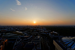 Sonnenuntergang vom Panoramapunkt im Kollhoff Tower aus gesehen (© Buelipix)