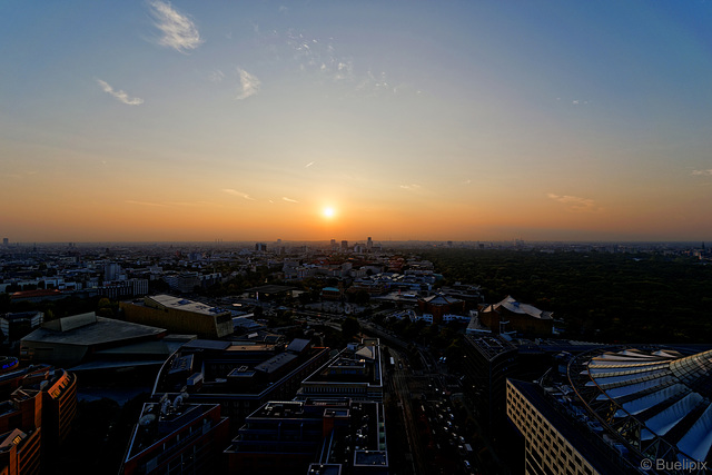 Sonnenuntergang vom Panoramapunkt im Kollhoff Tower aus gesehen (© Buelipix)