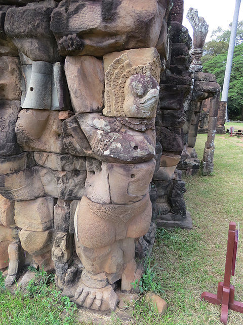 Terrasse des éléphants : garuda d'angle.