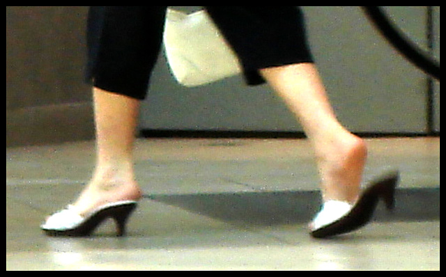 Escalator mature Lady in high heels / Dame mature et ronde en talons hauts