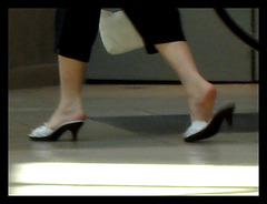 Escalator mature Lady in high heels / Dame mature et ronde en talons hauts