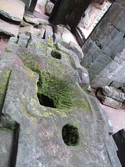 Preah Khan : socles de statues dans la première enceinte.