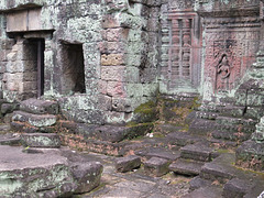 Preah Khan : cour intérieur, avec fausse fenêtre et aspara.