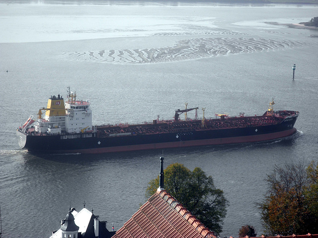 Tanker APATURA passiert Blankenese