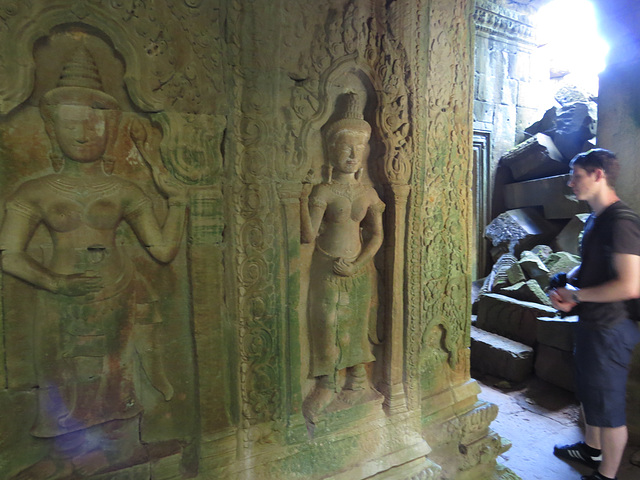 Preah Khan : asparas dans des loges murales.