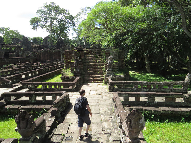 Preah Khan : le podium en latérite vu depuis l'édifice à colonnes.