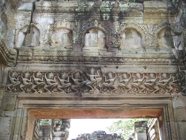 Preah Khan : salle des danseuses, vue d'ensemble du linteau.