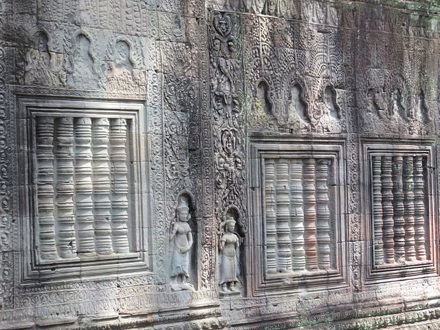 Preah Khan : fausses fenêtres à balustres.