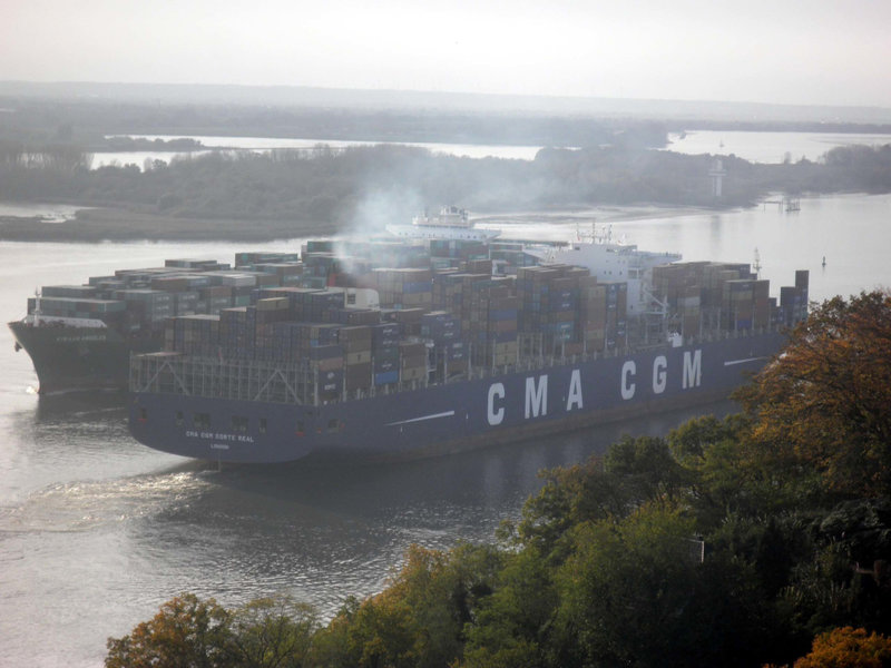 Gigantenbegegnung vor Blankenese