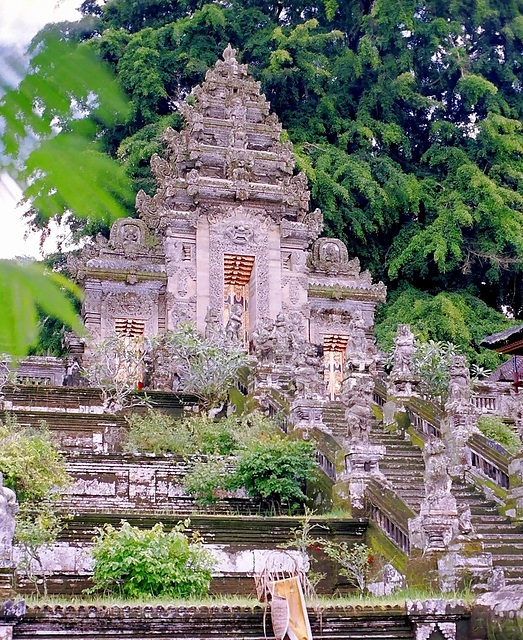 Bali; Bangli, Pura Kehen. Gedecktes Tor, (Candi Korung). ©UdoSm