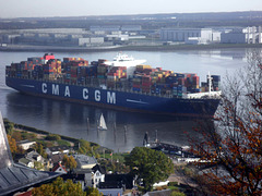 Containerriese CMA CGM CORTE REAL passiert Blankenese