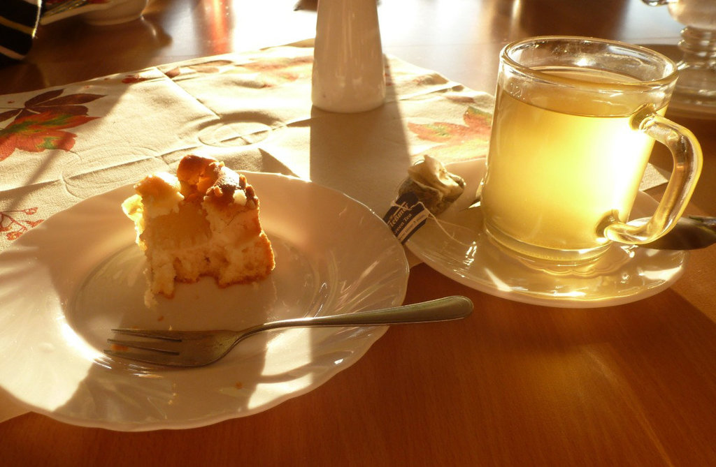 Grüner Tee mit Apfelkuchen - verda teo kun pomokuko