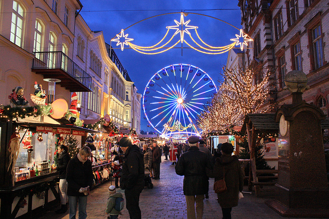 Allen ip-Freunden eine schöne Adventszeit!                                        (Schwerin, Weihnachtsmarkt)