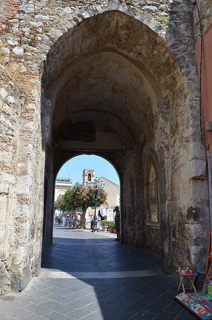 Taormina, Path to Piazza 9 Aprile through Arch of Torre Orologio