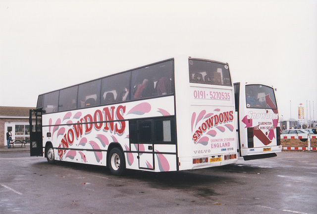 Snowdons 910 UPG (A320 XHE) and J910 OEY at Grantham Service Area – 2 Nov 1997 (376-02)