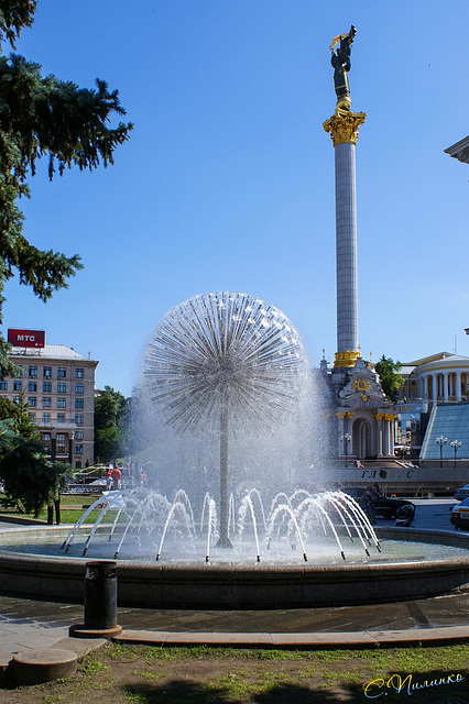 Kyiv.  Maidan Nezalezhnosti (Independence Square). Independence Monument and "Dandelion" Fountain