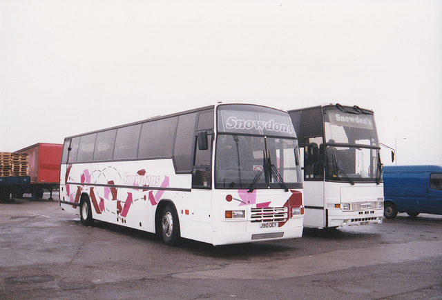Snowdons 910 UPG (A320 XHE) and J910 OEY at Grantham Service Area – 2 Nov 1997 (376-03)