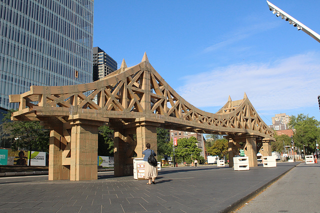 pont de carton le matin / cardboard bridge in the morning