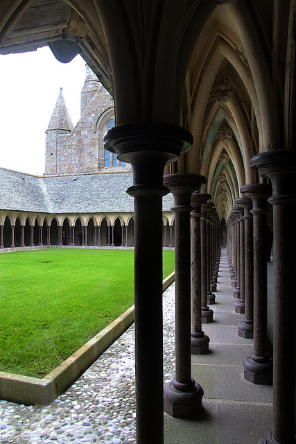 Le Mont-Saint-Michel et son cloître