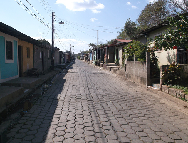 Ruelle tranquille en perspective / Quiet street in perspective