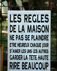 Il faut se réjouir de l'instant présent, pendant qu'il est encore temps, sans penser au lendemain qui est encore bien loin, en oubliant hier qui n'existe plus ...
