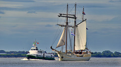 Die "Kirchdorf" und die "Mare Frisium" beim Überholmanöver - Hamburg