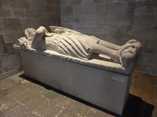 Gisant de Rolland de Dinan , 13 ième siècle,  dans la basilique Saint Sauveur à Dinan (22)