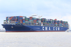 Containerriese CMA CGM BOUGAINVILLE