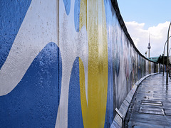 Berlin (D) 13 septembre 2010. L'East Side Gallery. Il s'agit  d'un morceau du mur de Berlin de 1,3 km de long situé près du centre de Berlin, qui sert de support pour une exposition d'œuvres de street art.