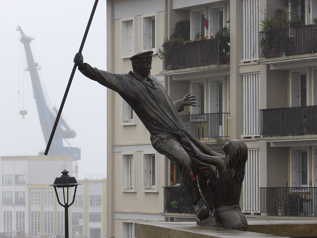 Statue en bronze à Brest (29), près du pont de Recouvrance et la tour Tanguy : Fanny de Laninon et Jean Quemeneur . Sculpture de Jérome Durand